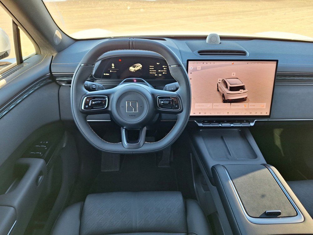 Interiér vyniká špičkovými materiály a znamenitým dílenským zpracováním. Třeba přístrojový štít působí vysloveně prémiově. Otevírání dveří tlačítkem však zrovna praktické není