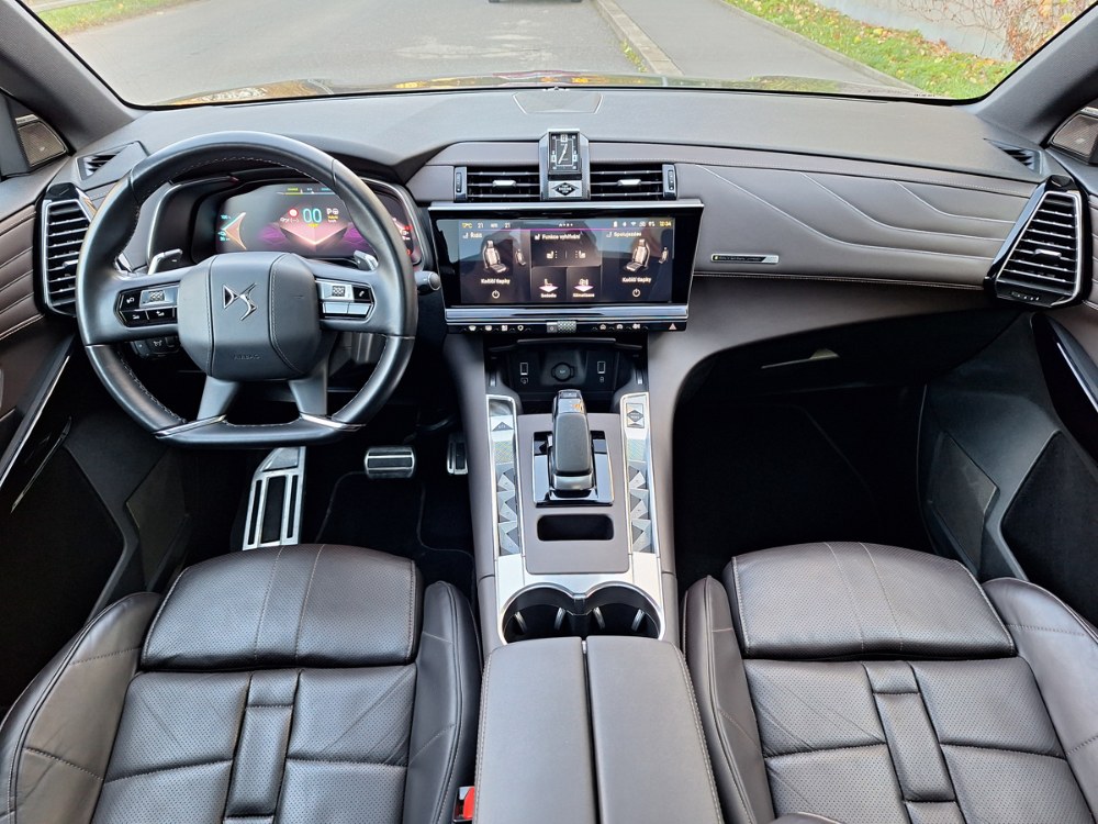 Špičkové materiály a moderní technika. Nechybí noční vidění s projekcí v přístrojovém štítě ani adaptivní tlumiče s kamerou sledující povrch vozovky