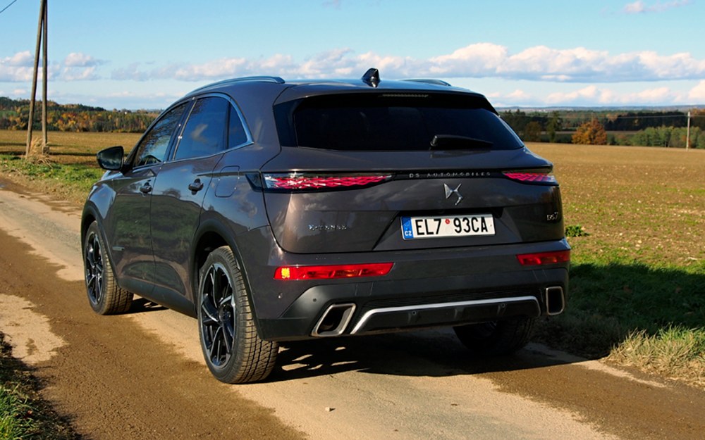 Zvenčí zaujmou chromované dekory včetně rámečků výfuků, ale i propracované koncové svítilny. Nápis E-Tense vlevo oznamuje přítomnost pohonu PHEV