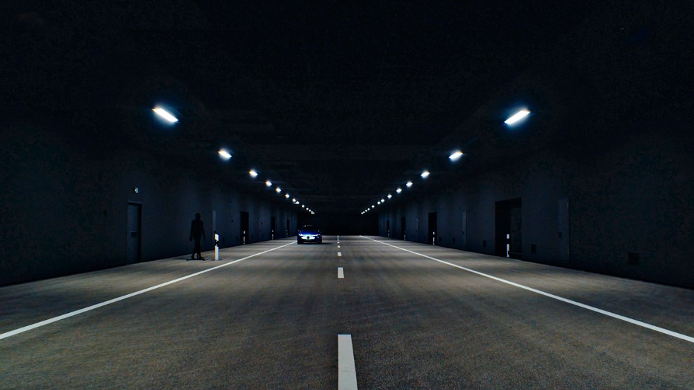 V testovacím centru osvětlení lze zkoušet různé jízdní scénáře s protijedoucími i stejným směrem jedoucími vozy, ale také simulovat nebezpečí srážky s chodcem, cyklistou či zvěří