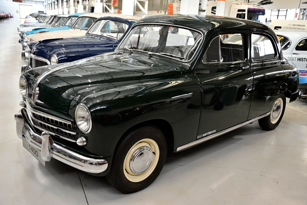 Jeden z prvních vyrobených Seatů 1400. Tmavozelený používal do roku 1955 prezident společnosti