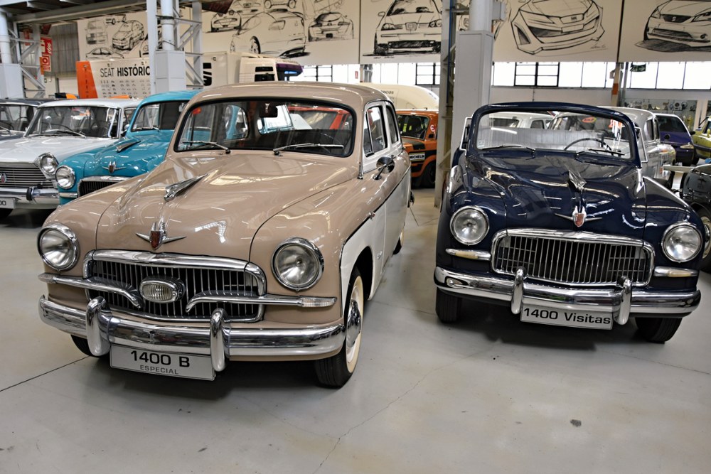 Vpravo jeden z nejkurióznějších Seatů 50. let, patrně první ze dvou 1400 Visitas určených exkurzím významných návštěv, jež uvezly až 7 lidí. Vlevo 1400 B Especial (1958), luxusní (dvoubarevný lak, jiné přístroje), nejvýkonnější model řady. Díky dvojitému karburátoru Weber měl výkon 58 k (+14 k)