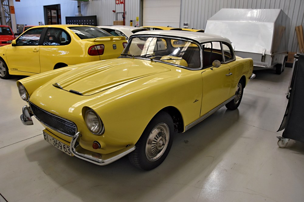 Elegantní hardtop Seat 1400 karosárny Pedra Serry z barcelonského Passeig de San Joan. Žádný vůz jeho kusových sérií nebyl stejný