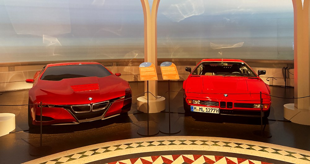 BMW M1 Hommage (2008) &amp; BMW M1 (1978). BMW M1 navržené Giorgettem Giugiarem se stalo ikonou BMW. Koncept M1 Hommage z roku 2008 na ně navázal moderní interpretací techniky a designu