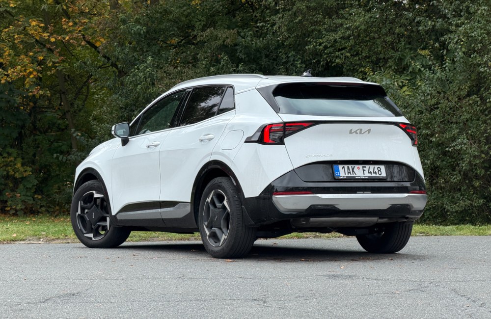 Novinkou modernizace jsou kromě přepracované přídě i nové zadní skupinové svítilny