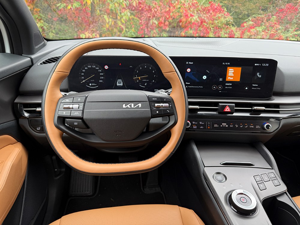 Spolu s hnědým čalouněním přichází i barevně sladěný věnec volantu