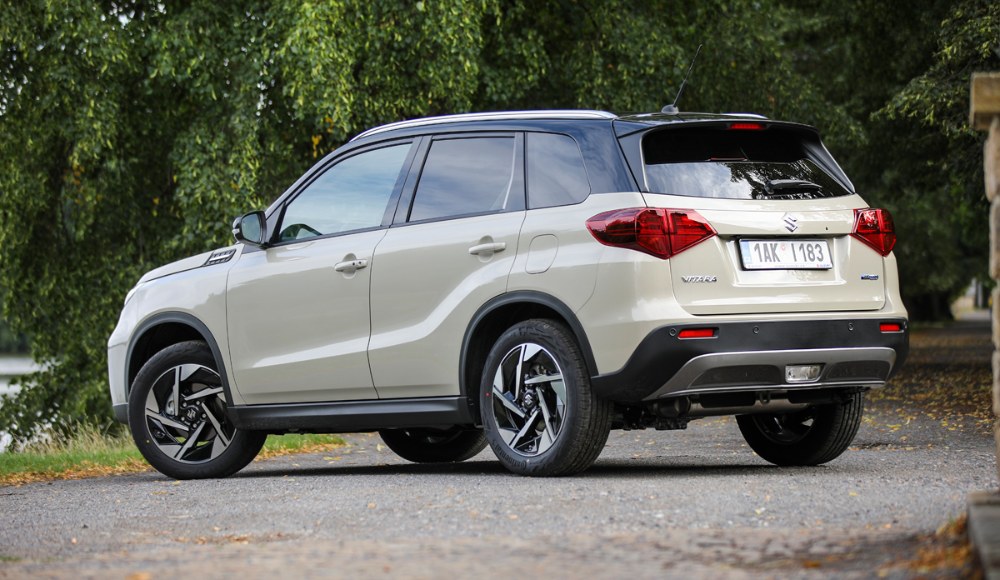 S černou střechou, která vůz opticky snižuje, lze kombinovat pět barev karoserie, včetně této nové Savanna Ivory