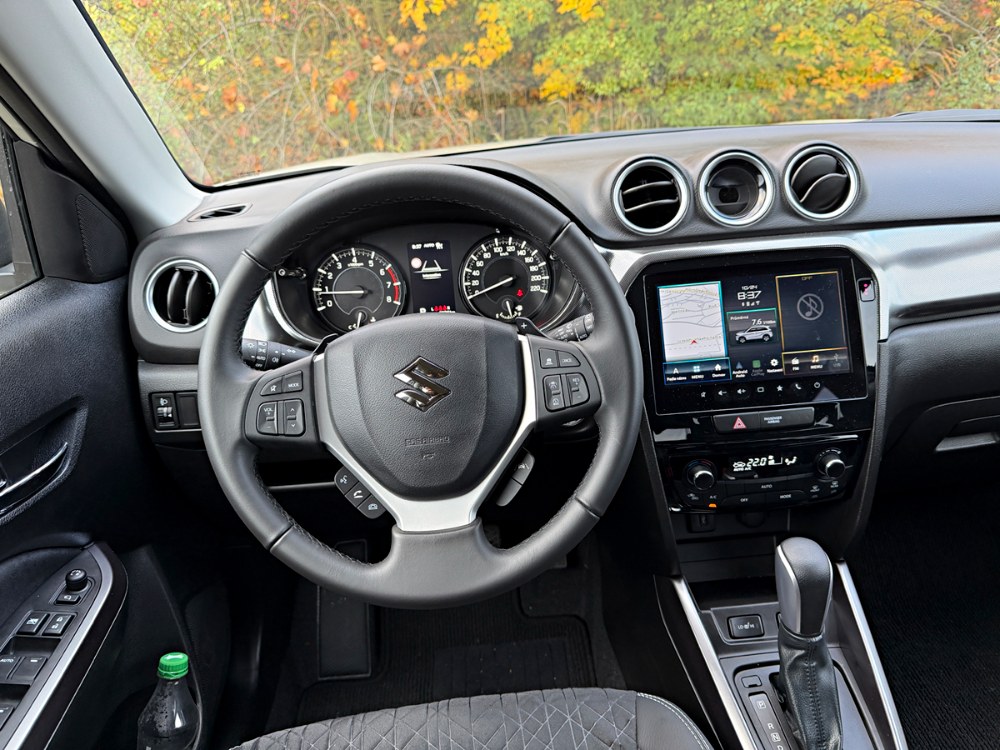 Jednoduchá a přehledná palubní deska s příjemným volantem