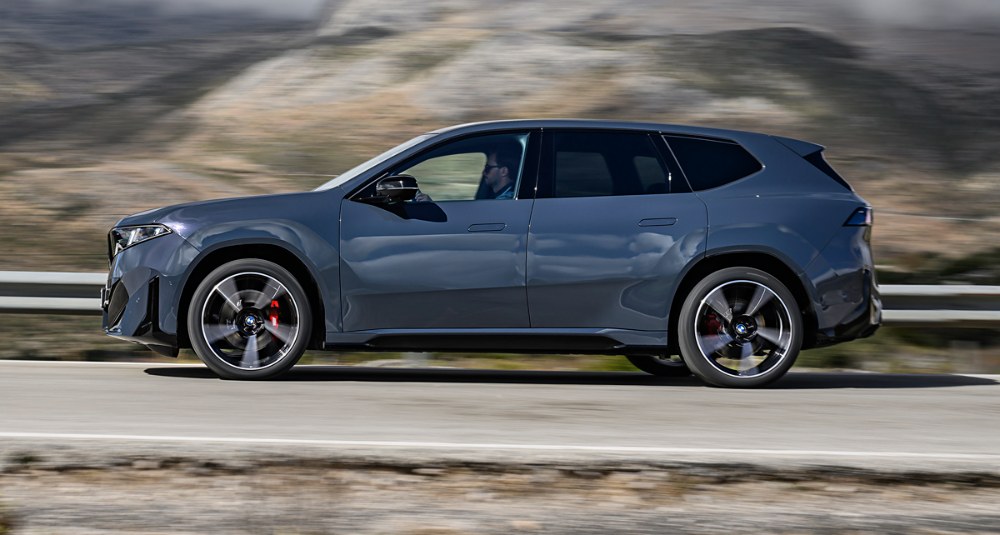 Rozvor atakující hranici 2,9 metru a délka 4,8 m. BMW iX3 má formát BMW X3, ovšem s velikostí vnitřního prostoru spíše jako u většího typu X5