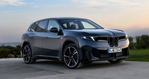 BMW iX3 na přídi přináší nový originální styl a tvary boků a zadní části. Tvary boků a zadní části se snaží být uhlazené, částečně ve stylu typu BMW iX
