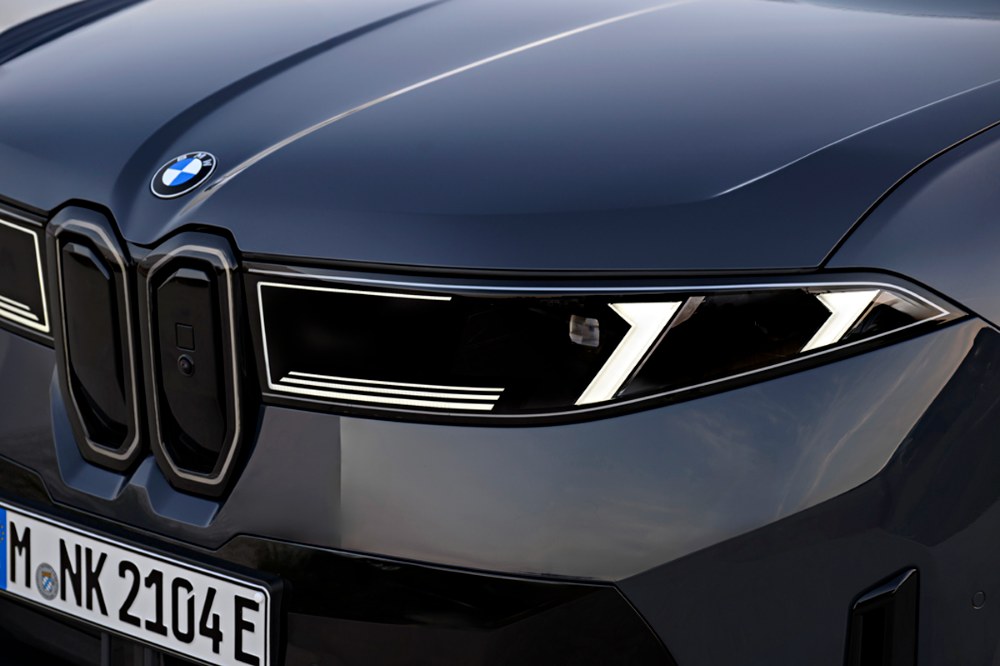 Na přídi nahradilo tradiční chrom osvětlení.