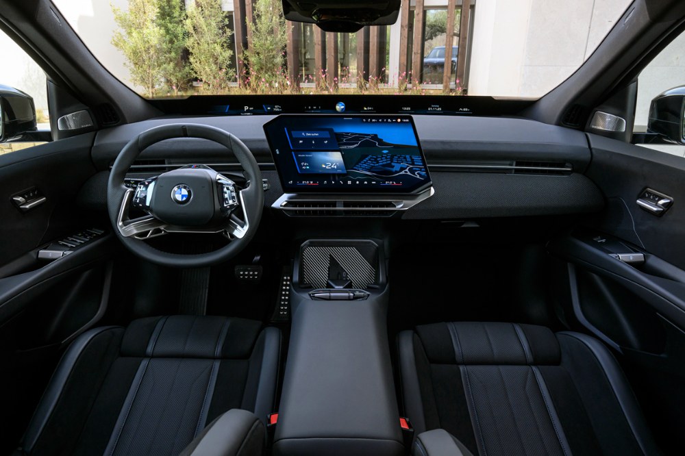 Za volantem se sedí jako v klasickém BMW, koncept uživatelského rozhraní je novátorský. Displej pod čelním oknem je ve skutečnosti projekcí s obrazem umístěným ve vzdálenosti asi 20 cm pod přední kapotou