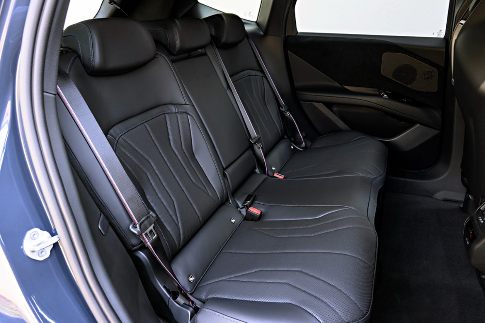 Zadní sedadla s dlouhými sedáky poskytují příjemný komfort. Prostoru pro nohy je dostatek a vhod přijde i zcela rovná podlaha