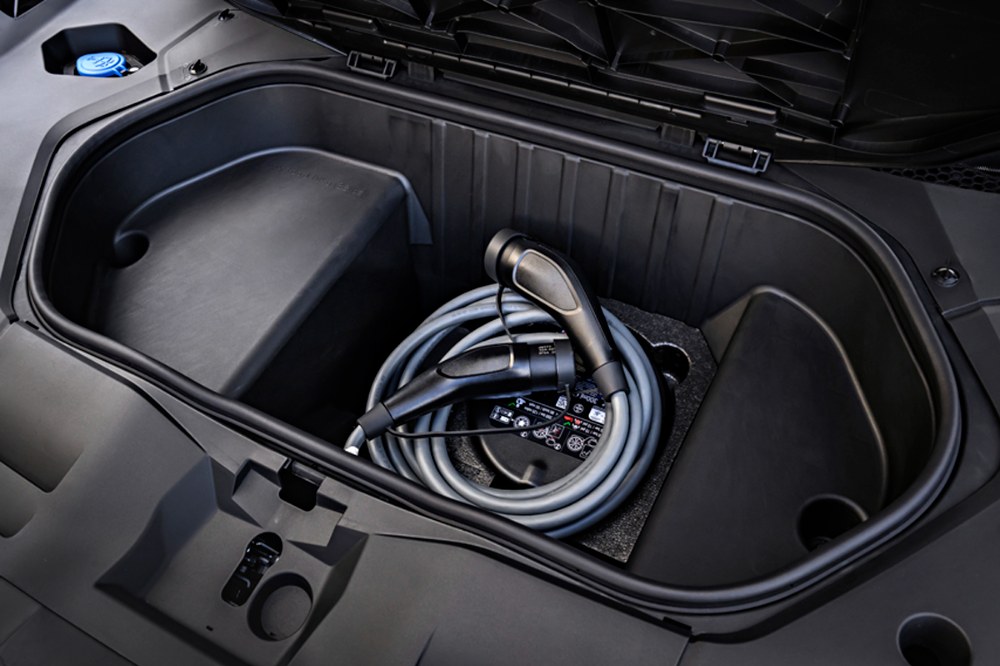 Pod přední kapotou je připraven úložný prostor o objemu 58 l. Těsnicím víkem chrání přepravované předměty před nečistotami