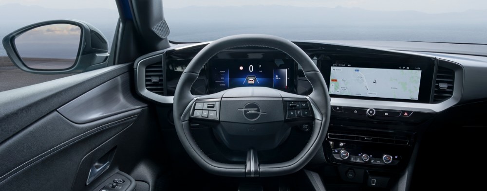 Interiér po modernizaci působí uhlazenějším dojmem. Více spoléhá na informace na displeji, i když ovladače klimatizace zůstaly mechanické