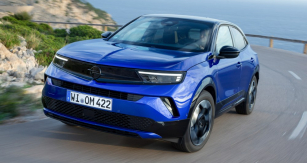 Nejvíce novinek je na přídi s novými světlomety, nárazníkem a také aktuálním logem Opel