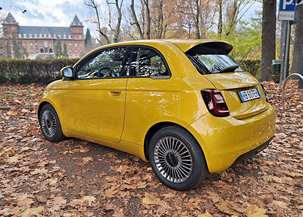 Na první pohled odlišíte benzínovou „pětistovku“ od té elektrické pouze podle vodorovného otvoru pod nápisem 500, vedoucího více vzduchu k chladičové stěně. Zezadu je nerozeznáte vůbec