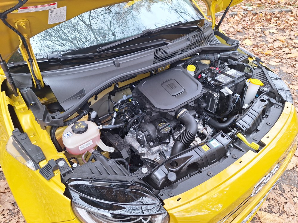 Malý atmosféricky plněný motor dává lehkému vozu ve městě překvapivou hbitost. Potěší klidným a kvalitně odhlučněným během