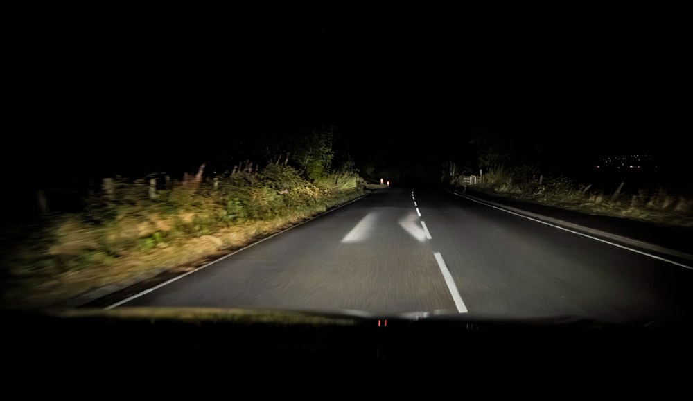 Nová generace matricových světlometů, využívající techniku Micro LED, dokáže na silnici psát „vzkazy“ pro řidiče