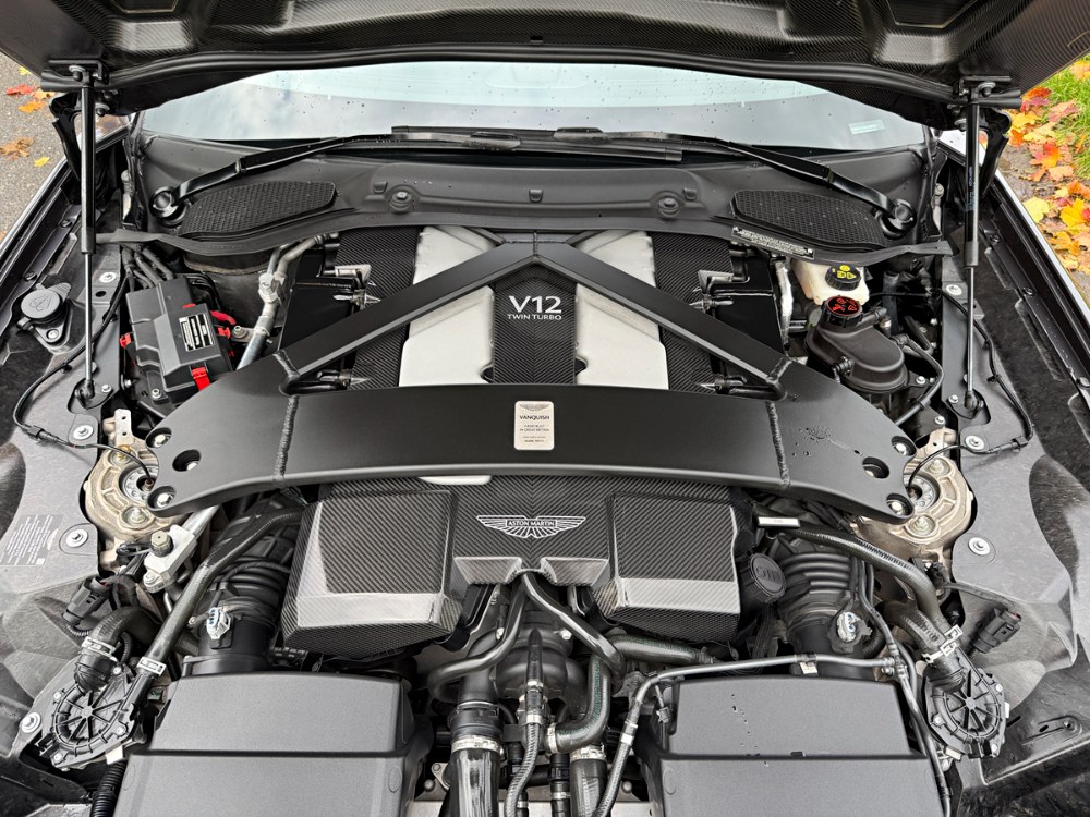 Masivní výztuha překrývající respekt budící motor V12 významně zvyšuje tuhost přední části