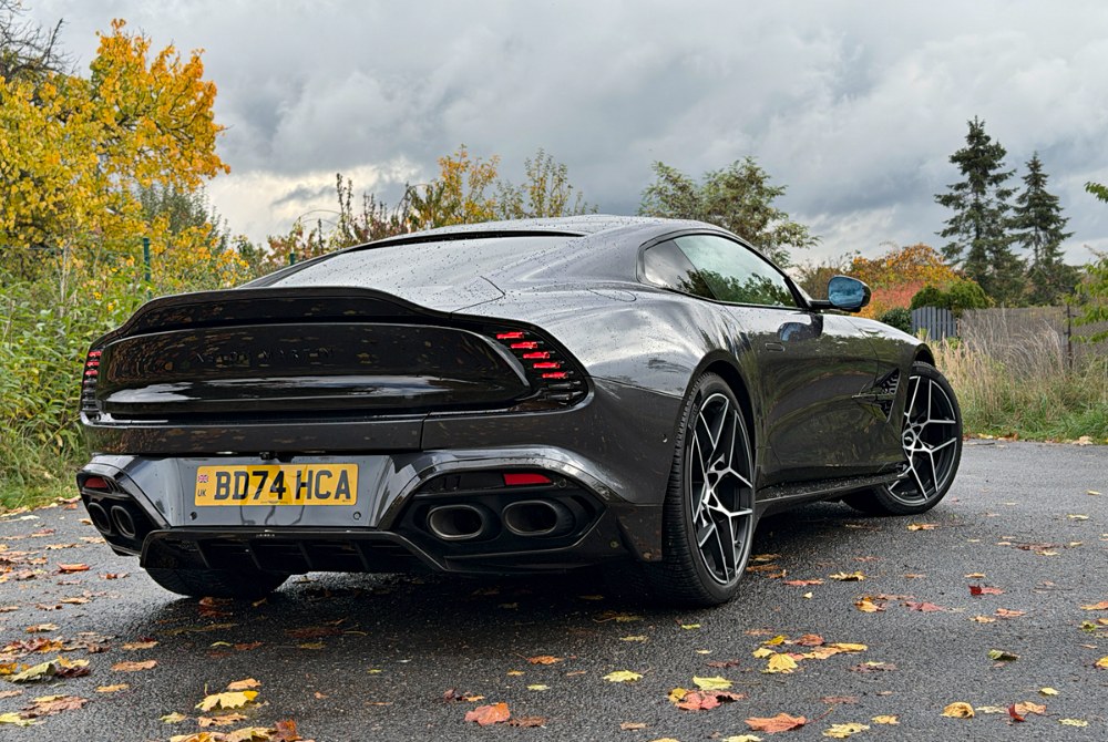 Panel mezi originálně pojatými skupinovými svítilnami může být v barvě karoserie, černý, z uhlíkových kompozitů nebo takový, jaký si určíte. Čtveřice obrovských výfuků budí zasloužený respekt