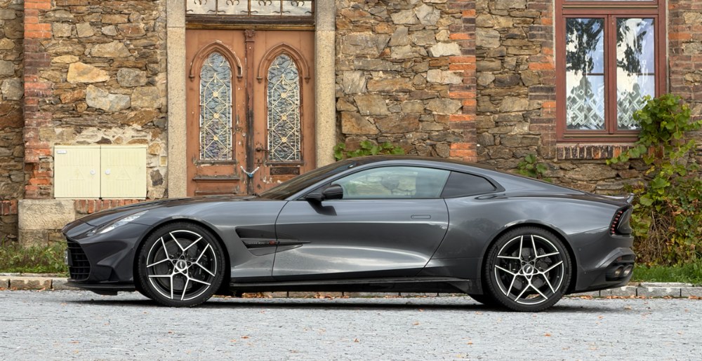 Jedno z vůbec ­nejkrásnějších ­ztělesnění klasického kupé GT s koncepcí trans­axle. Co říkáte?