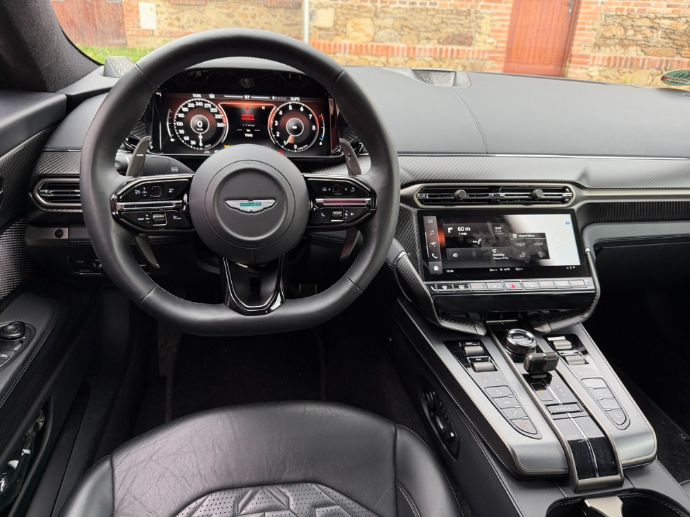 Interiér má veškerou současnou digitální výbavu, celkově se ale snaží působit klasickým „analogovým“ dojmem, což se mu skvěle daří. Použité materiály v podobě uhlíkových kompozitů a kůže jsou nádherně zpracované