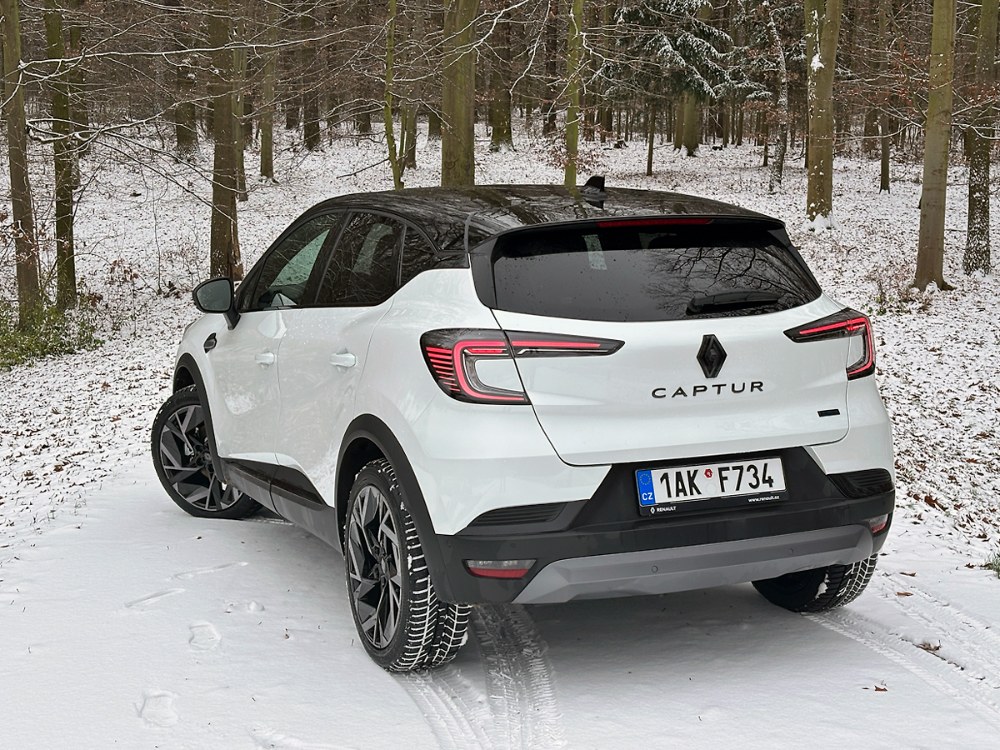 Renault pro svůj Captur nabízí velmi bohatou standardní i volitelnou výbavu. Překvapením je možnost prémiového audiosystému Harman Kardon s devíti reproduktory a subwooferem za 16 000 Kč, což v tomto segmentu nebývá zvykem