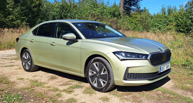 Ráfky kol mají aerodynamické plastové prvky, rozhled umocňují rozměrná zpětná zrcátka