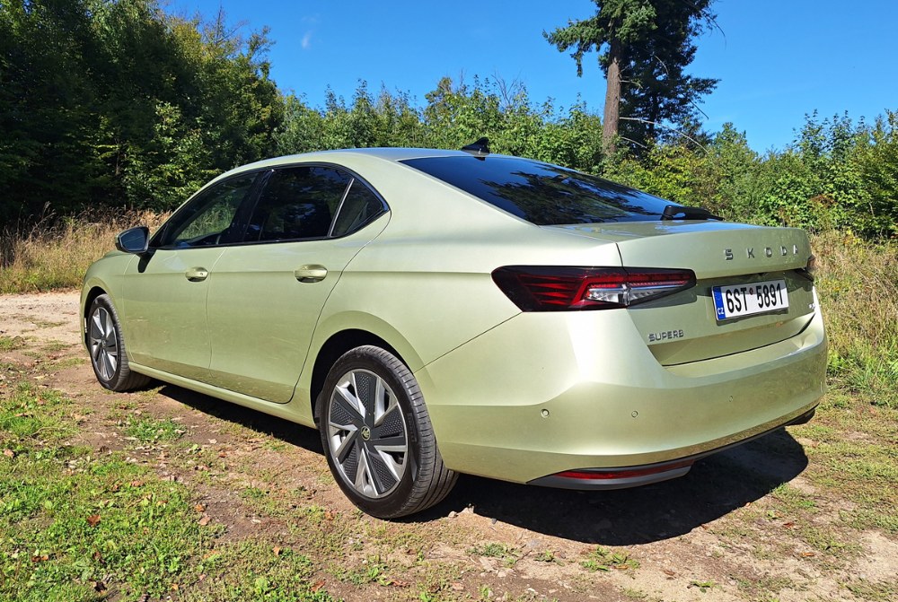 Dlouhá, masivní a důsledně zaoblená záď skrývá nebývalou porci prostoru pro cestující a jejich zavazadla. Koncové svítilny zaujmou grafickými animacemi a senzory bezklíčového odemykání jsou na všech vnějších klikách