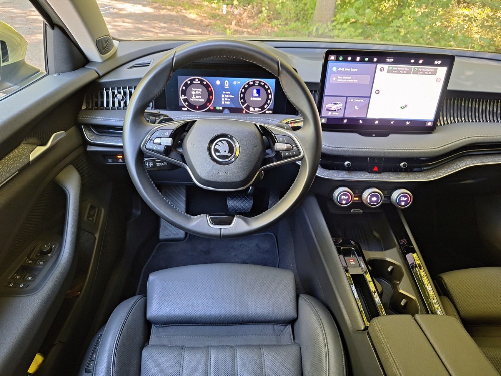 Velkého středového displeje se neděste. Ovládání Superbu zůstává přehledné, a to i díky otočným prvkům na středové konzole