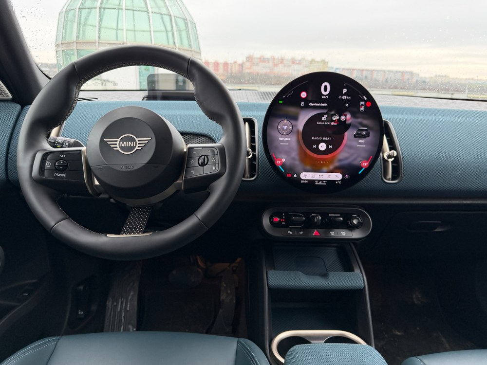 Hlavní informace o jízdě se k řidiči dostávají z horní části kruhového displeje a také z head-up displeje umístěného před volantem