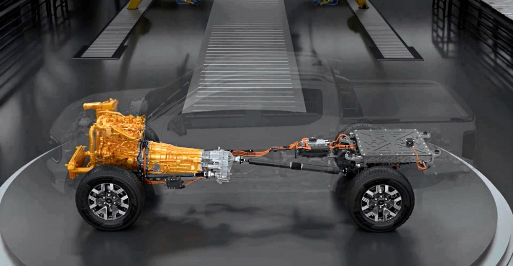 Základní částí pohonu je přeplňovaný čtyřválec EcoBoost známý z Mustangu či Focusu RS. Navazuje na něj desetistupňová samočinná převodovka s vestavěným elektromotorem/ /generátorem. Robustní pohon všech kol se obešel bez úprav, Ranger PHEV tak naloží tunu nákladu, utáhne 3,5t přívěs a projede prakticky kudykoli. Trakční akumulátor je umístěn zcela vzadu, čímž zlepšuje rozložení hmotnosti mezi nápravy i při jízdě bez vytížení
