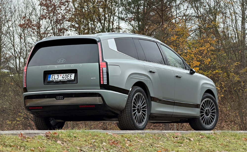 Dokonce i 21palcová kola na voze Ioniq 9 působí vizuálně menší. Zadní stěrač je elegantně ukrytý pod střešním spoilerem