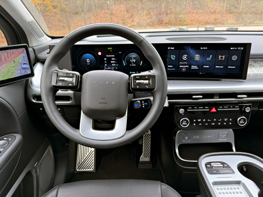 Volant má nepatrně silnější věnec a svým futuristickým designem ladí se zbytkem vozu