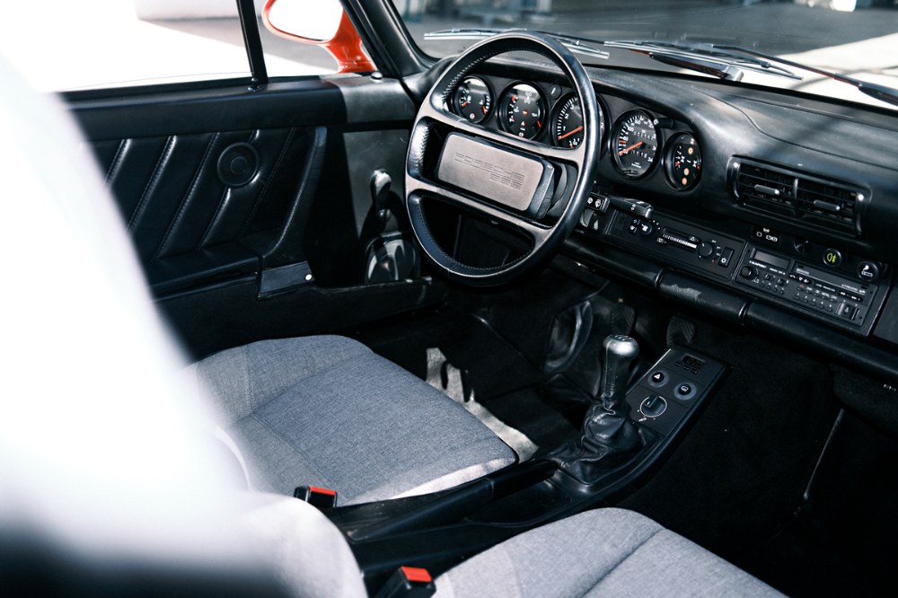 Palubní deska Porsche 959 navazuje na osvědčené uspořádání typu 911, ale nabízí rozšířenou škálu přístrojů pro sledování turbodmychadel, nastavení jízdního režimu i provozních hodnot