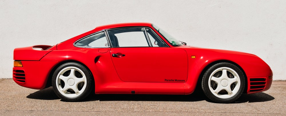 Podobnost s typem 911 je nejpatrnější při pohledu z boku. S nadsázkou lze říct, že Porsche 959 je prostě 911 s masivnější přední částí a prodlouženou zádí. Tak jednoduché to ale samozřejmě není