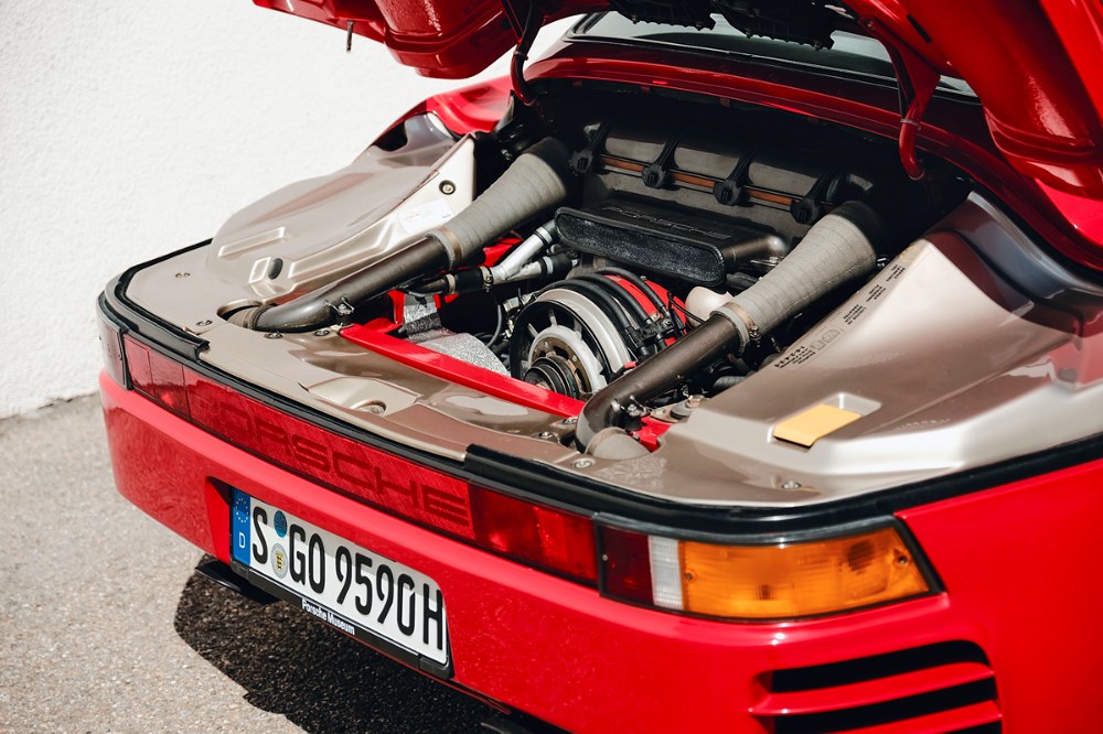 Dvojitě přeplňovaný šestiválcový motor s protilehlými válci má relativně skromný objem 2848 cm3, ovšem generuje výkon 330 kW (450 k)/6500 min-1 a točivý moment 500 N.m/5500 min-1