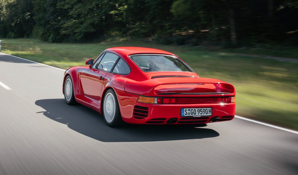 Při pohledu na záď Porsche 959 se jen těžko ubráníte vzpomínce na závodní typ 935/78, tzv. Moby Dick, který jako první měl vodou chlazené hlavy válců, stejně jako Porsche 959. Je fascinující, že konstruktéři dosáhli součinitele odporu 0,31 bez jakékoli aktivní aerodynamiky