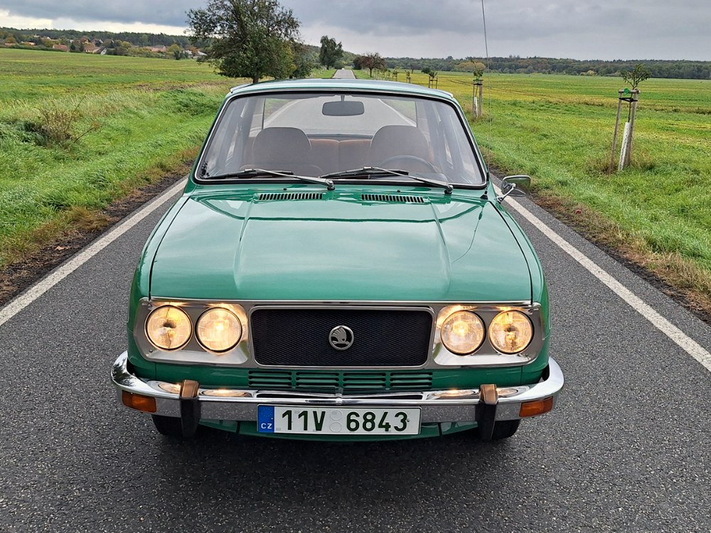 Škoda 120 GLS, špičkový model řady 105/120 s výkonnějším motorem a ­plnou výbavou, v malebné podzimní scenérii