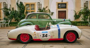 Škoda 1101 dvakrát jinak. V pozadí „tudor“, v popředí odvozený závodní speciál Škoda Sport (1949)