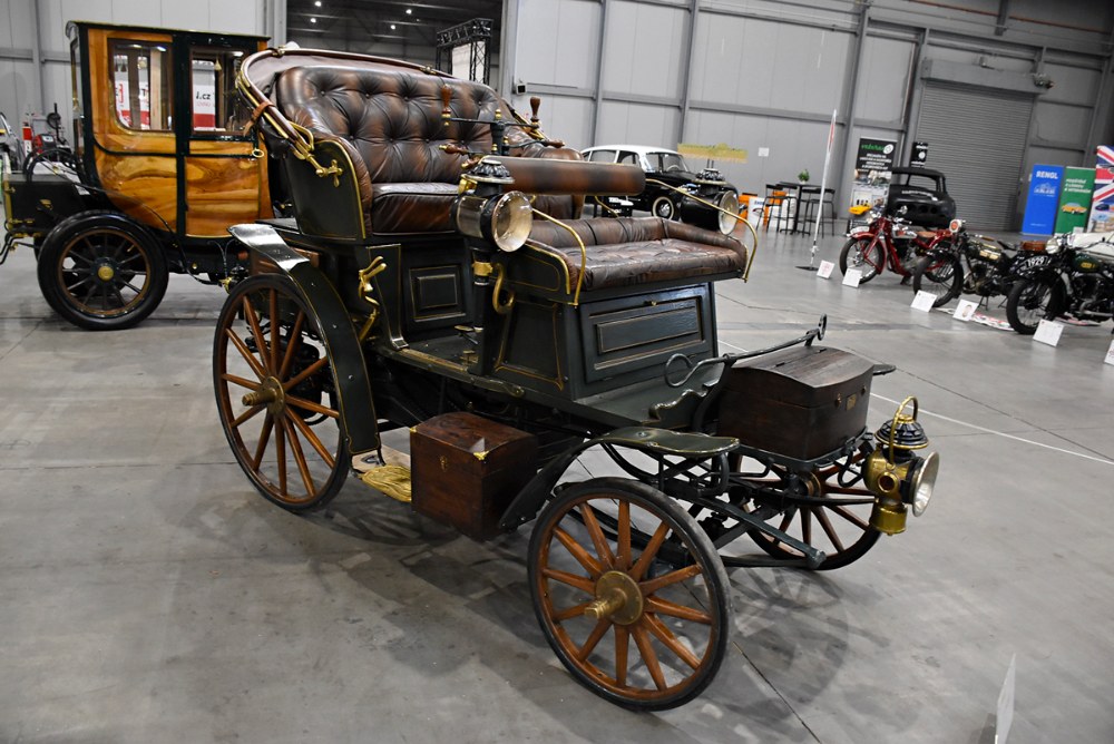 Malý čtyřmístný vůz nebo spíš motorový kočár Cottereau z roku 1898 je postaven na trubkovém podvozku, k němuž je namontován vzduchem chlazený dvouválec do V o objemu 1320 cm³ a odhadovaném výkonu 5 k