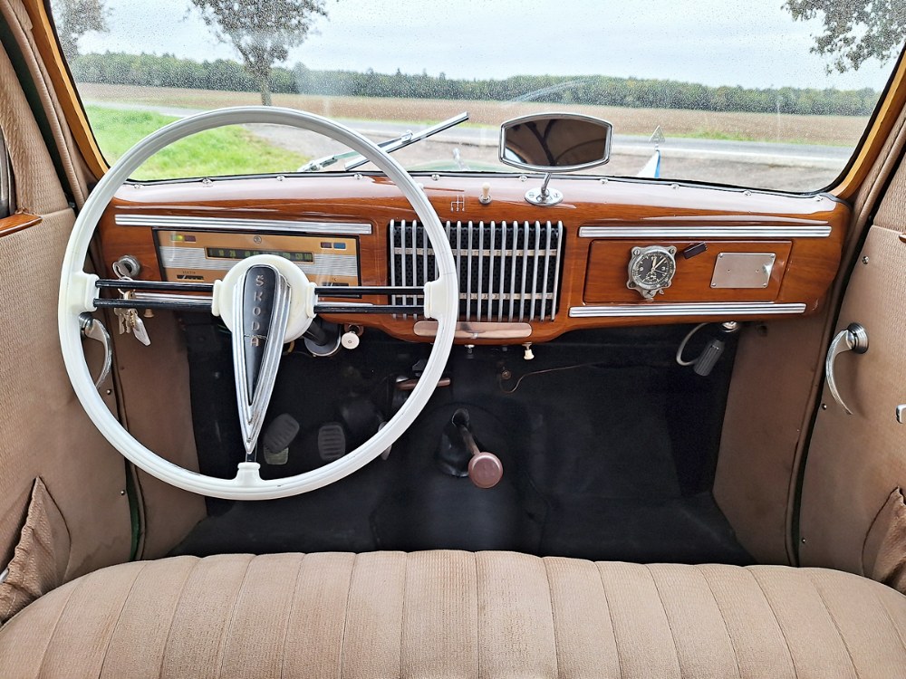 Pracoviště řidiče je jednoduché a přehledné. Uprostřed palubní desky je prostor pro reproduktor rádia, páčka nad ním přepíná boční blikače