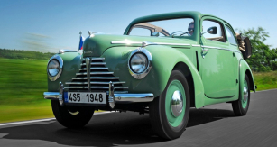 Karoserie polokabriolet zajišťuje solidní ochranu před povětrnostními vlivy, zatímco za slunečného počasí nabízí jízdu s větrem ve vlasech