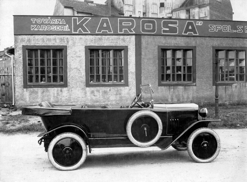 Čtyřmístný třídveřový faeton Alfa před dílnami firmy Karosa v Praze-Holešovicích