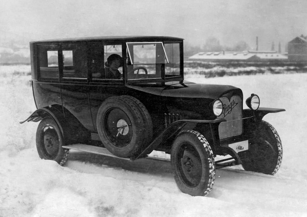 Uzavřená limuzína Praga Alfa s tovární karoserií se šesti bočními okny z roku 1924
