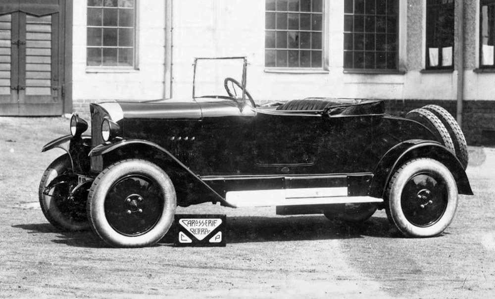 Dvoumístný sportovní roadster Alfa zhotovený vrchlabskou karosárnou Petera