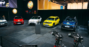 Je dopoledne 9. ledna 2026 a autosalon v Bruselu vítá odbornou veřejnost na svém zahájení. Vše je připraveno, v 11:30 zde začne slavnostní ceremoniál vyhlášení titulu evropského Vozu roku (COTY) pro rok 2026, jenž bude zároveň vysílán prostřednictvím platformy YouTube do celého světa