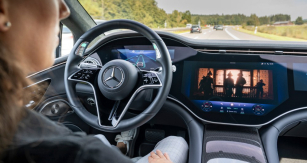 Úroveň 3 automatizované jízdy umožňuje při jízdě věnovat se jiným činnostem než řízení. Řidič však musí být připraven v časovém horizontu přibližně 10 sekund na vyzvání vozem převzít řízení