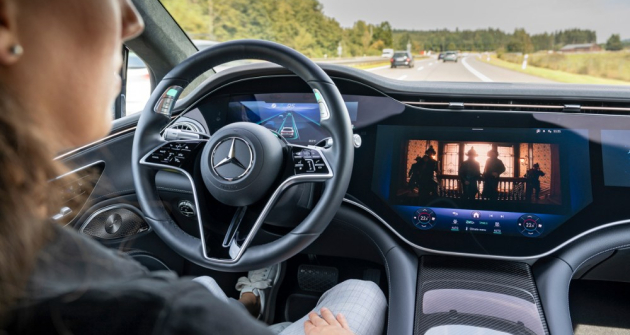 Úroveň 3 automatizované jízdy umožňuje při jízdě věnovat se jiným činnostem než řízení. Řidič však musí být připraven v časovém horizontu přibližně 10 sekund na vyzvání vozem převzít řízení